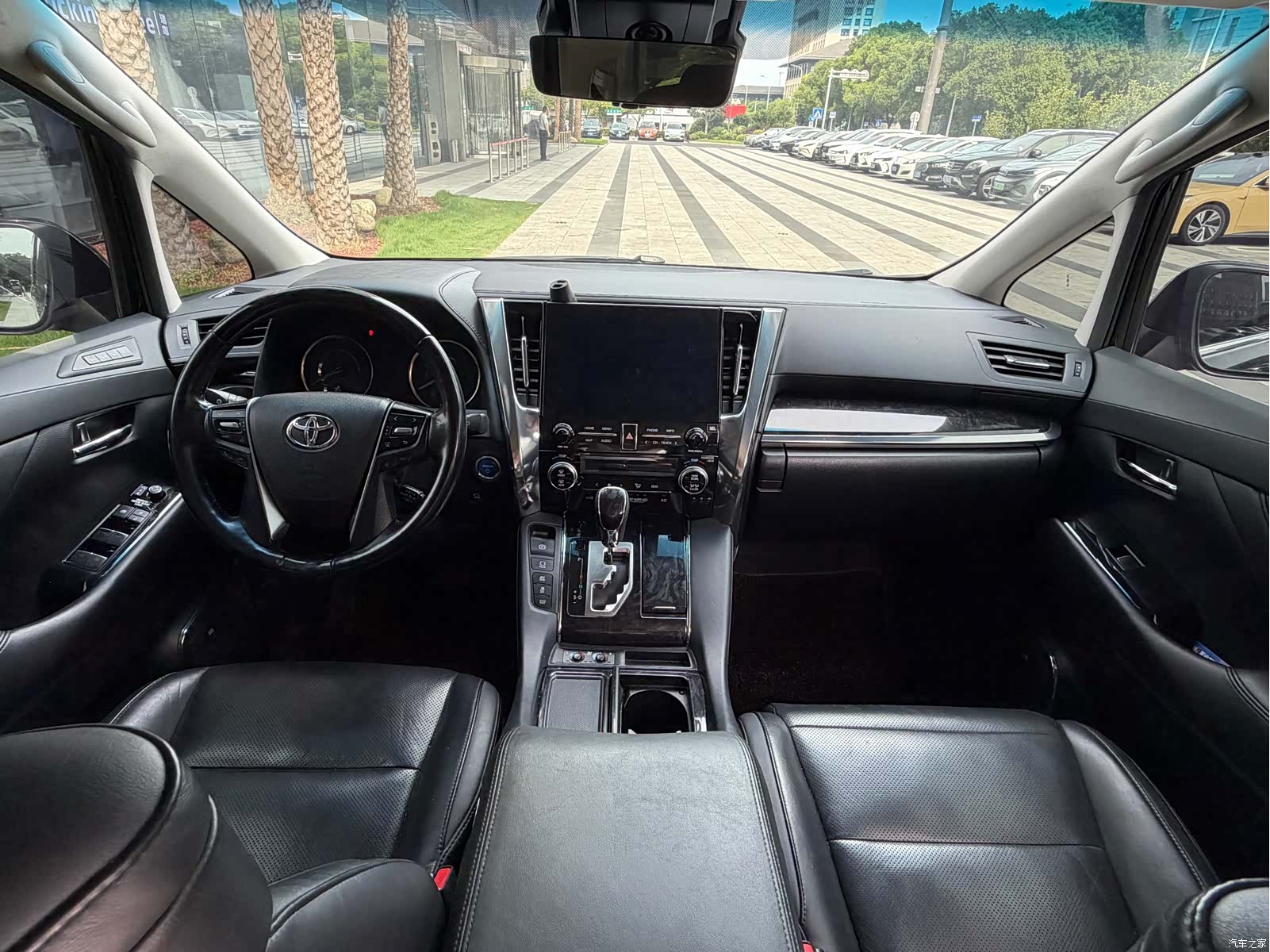 Toyota Vellfire, 2022 11