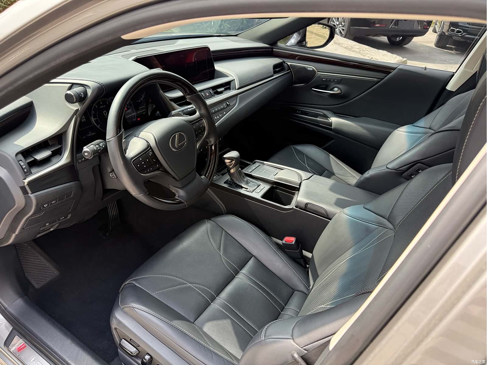 Lexus ES, 2019 9