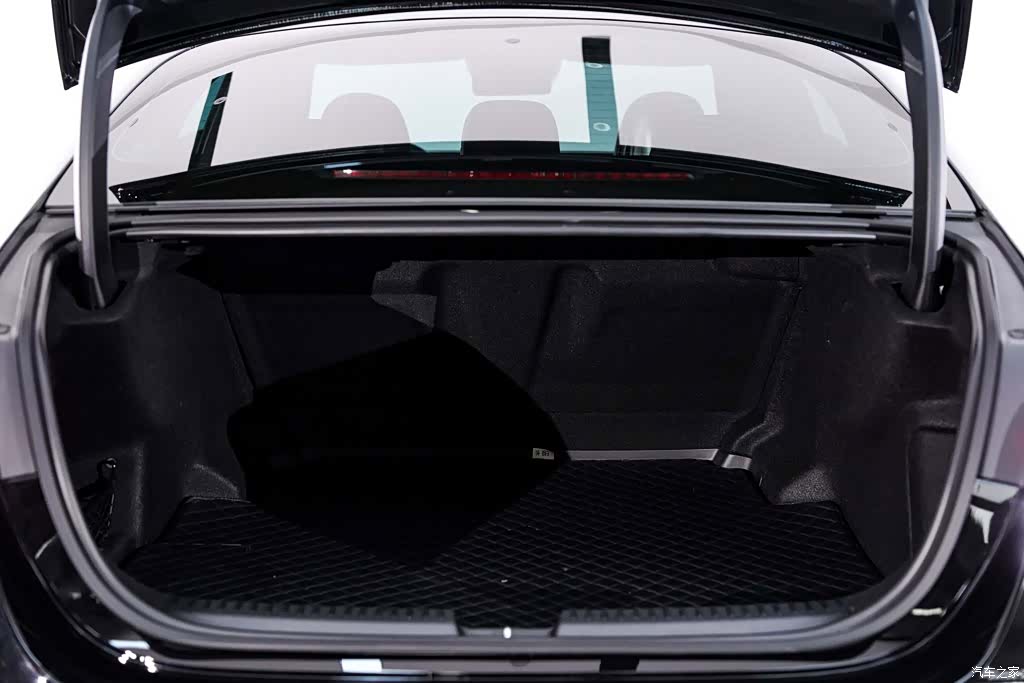 Mercedes-Benz E-Class, 2025 32