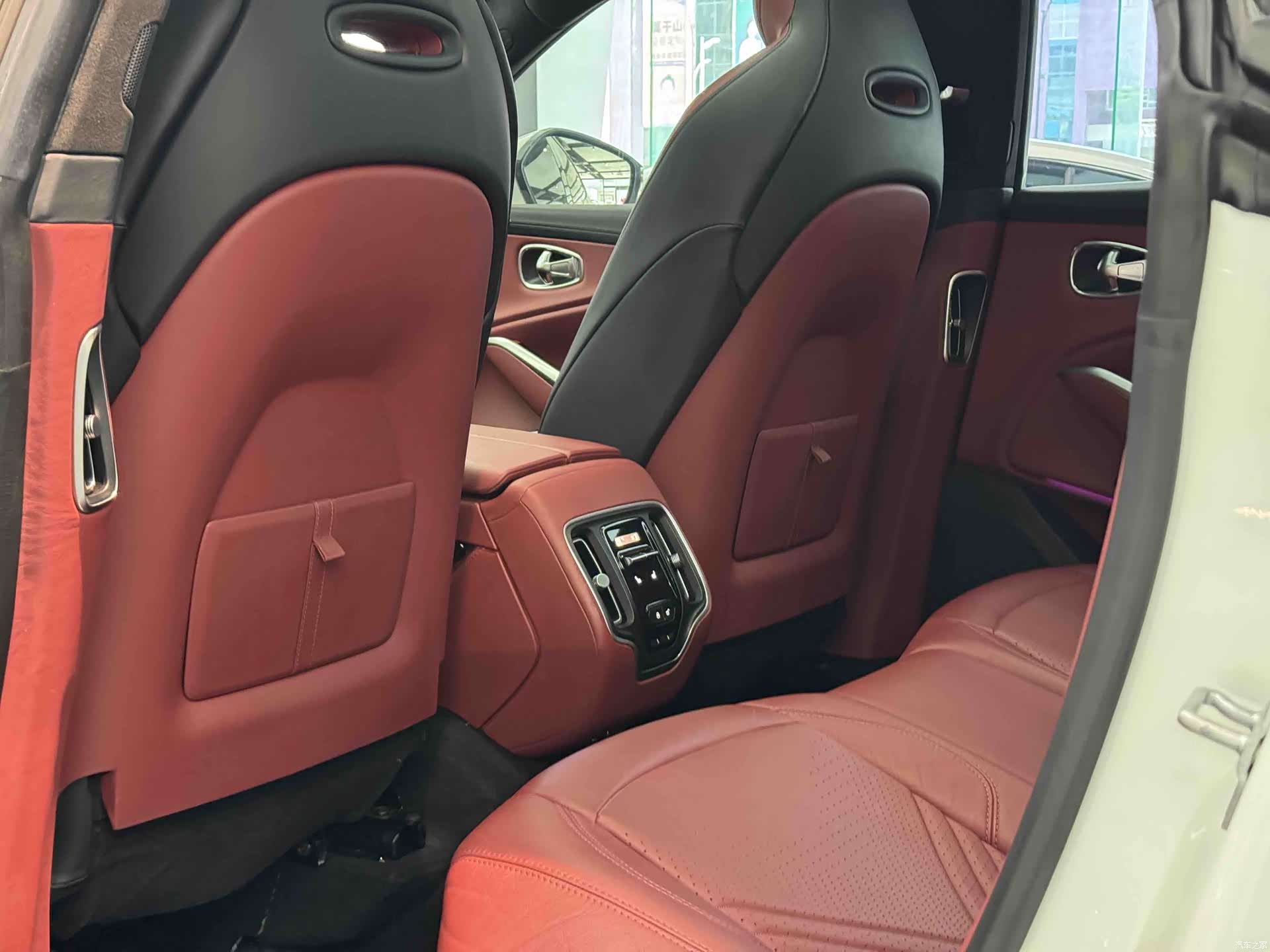 Aston Martin DBX, 2022 16