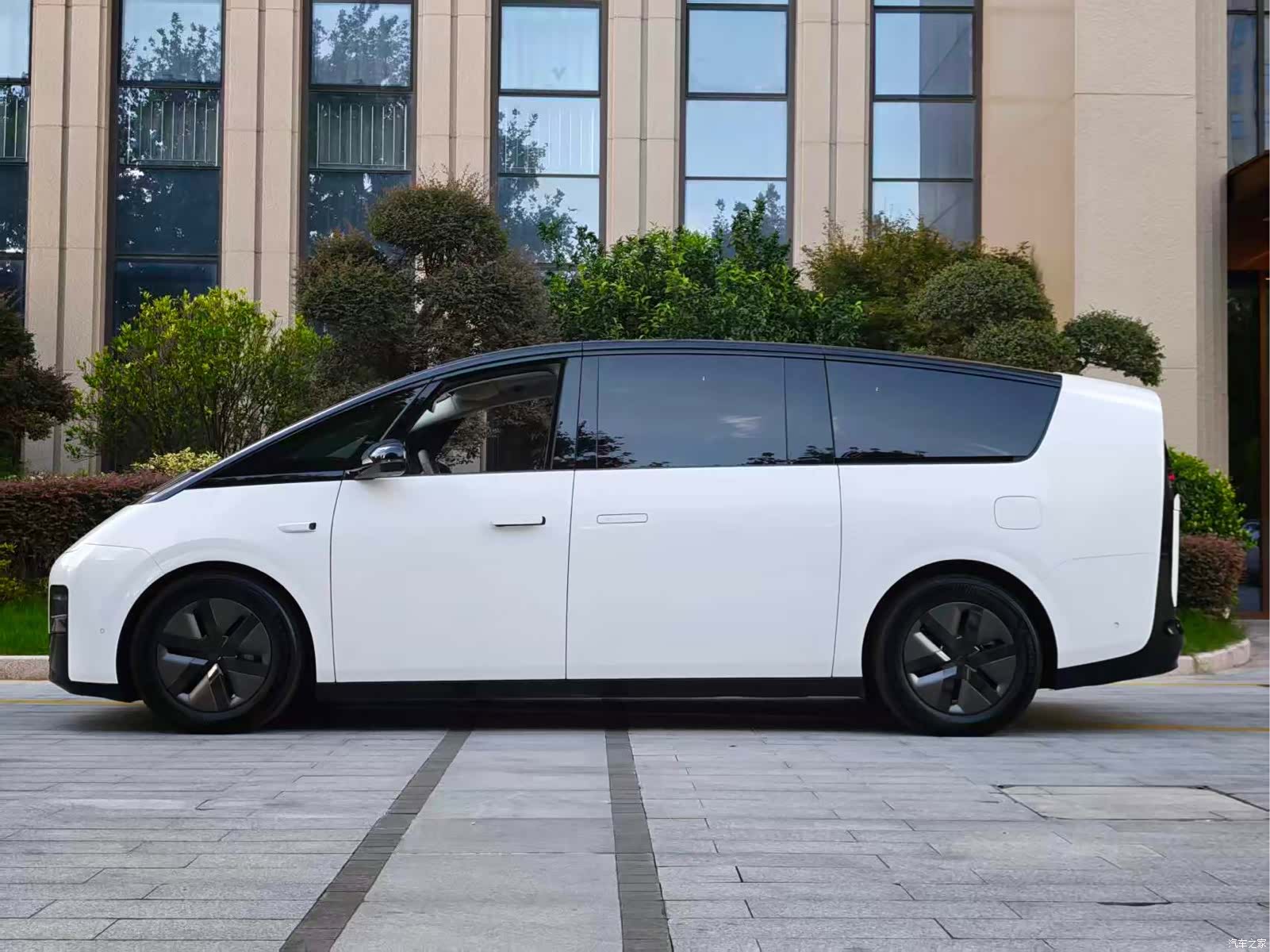 Li Auto MEGA, 2025 6