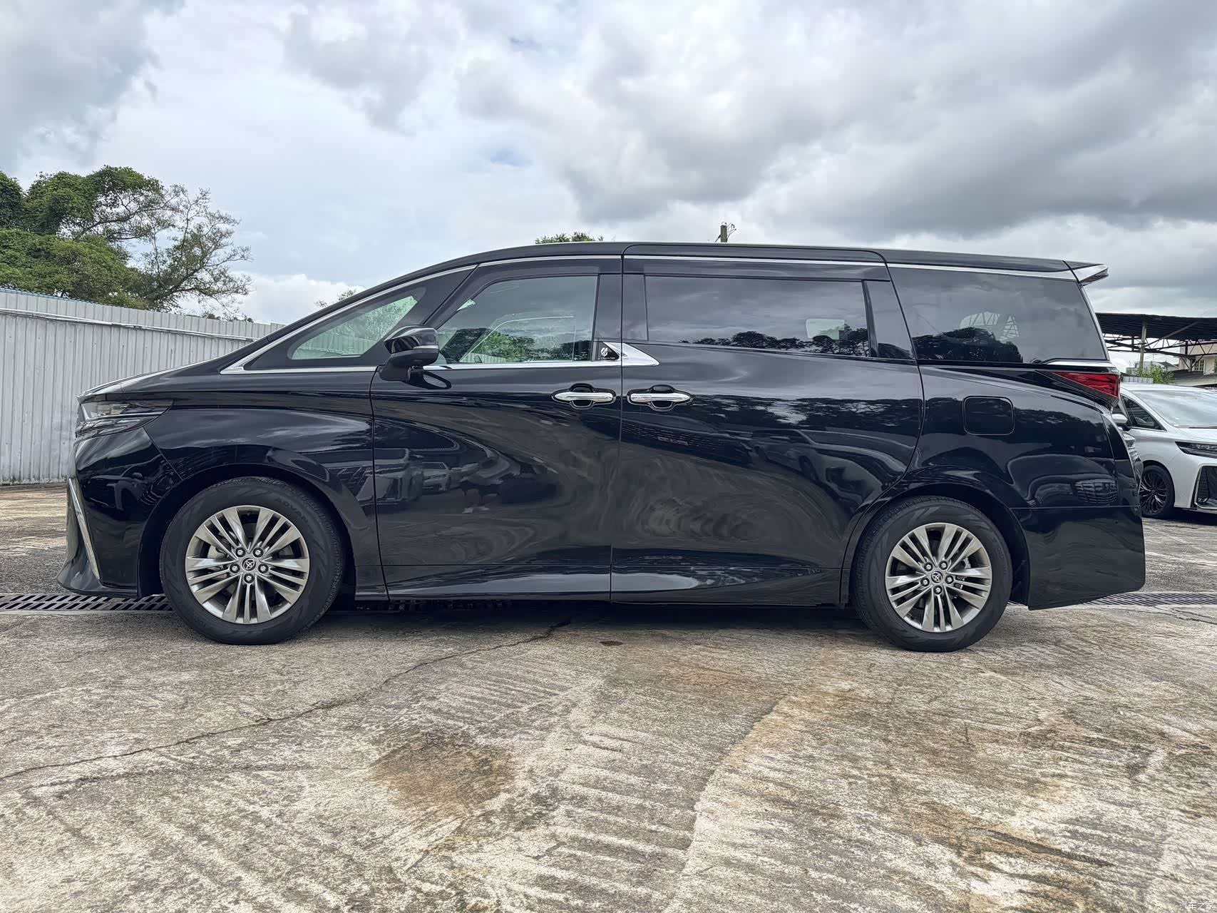 Toyota Alphard, 2026 14