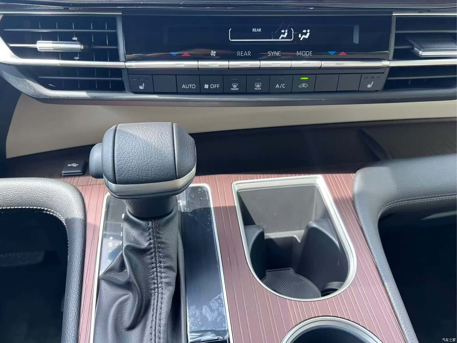 Toyota Granvia, 2024 19