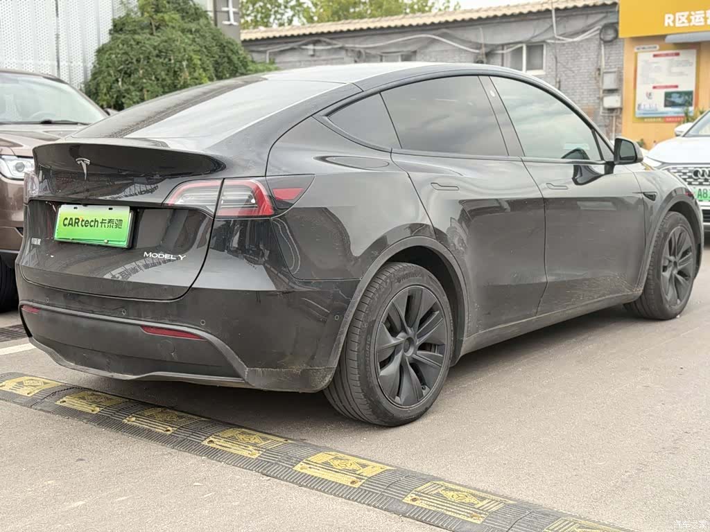 Tesla Model Y, 2023 4