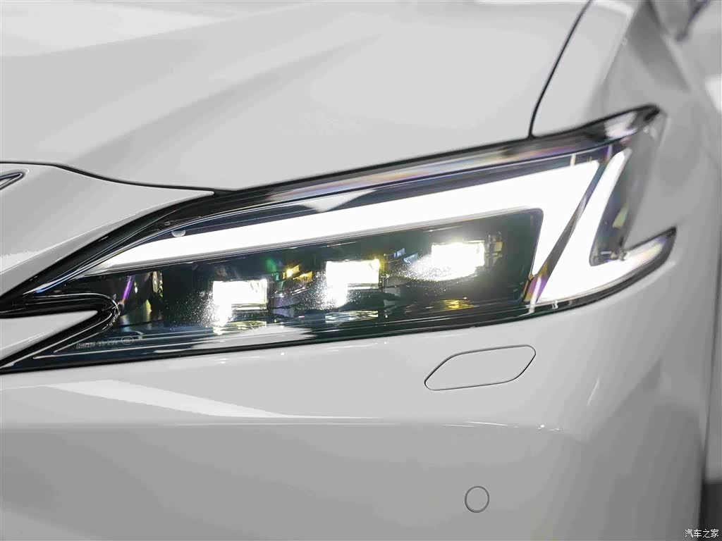 Lexus ES, 2026 12