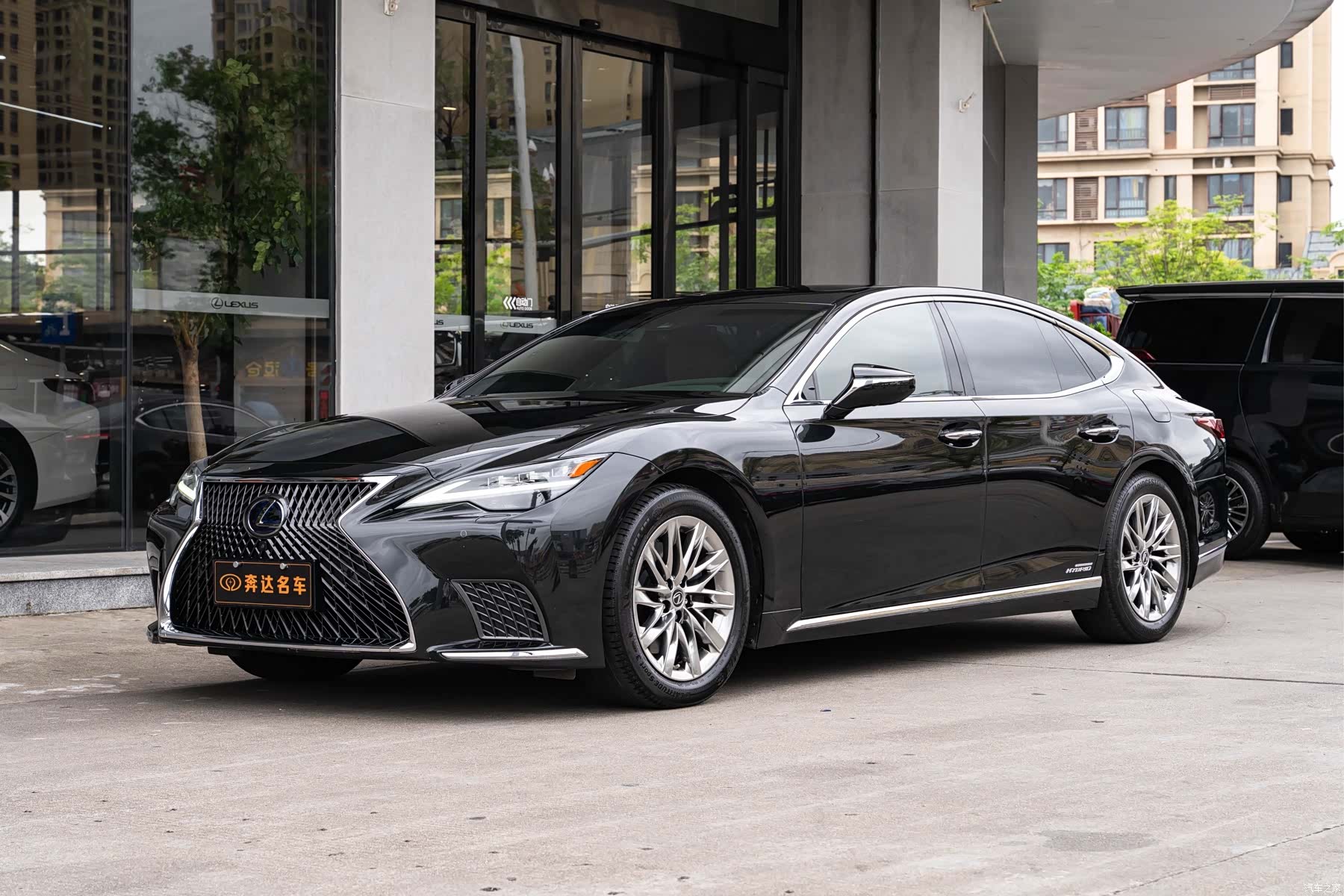 Lexus LS, 2021 1