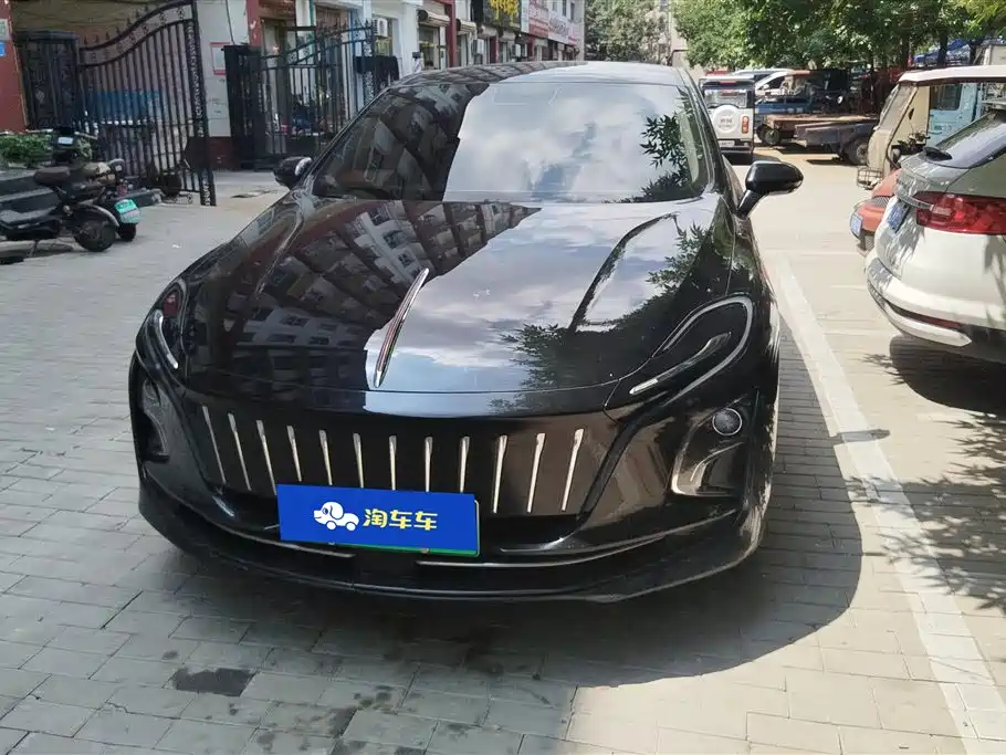 Hongqi E-QM5