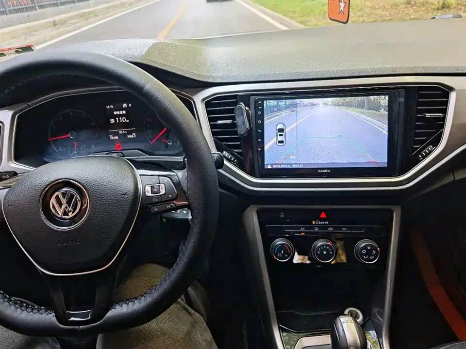 Volkswagen T-ROC exploring Songs