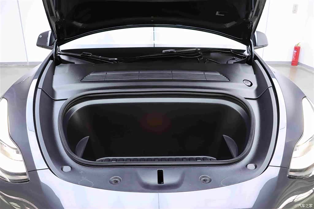 Tesla Model Y, 2024 9