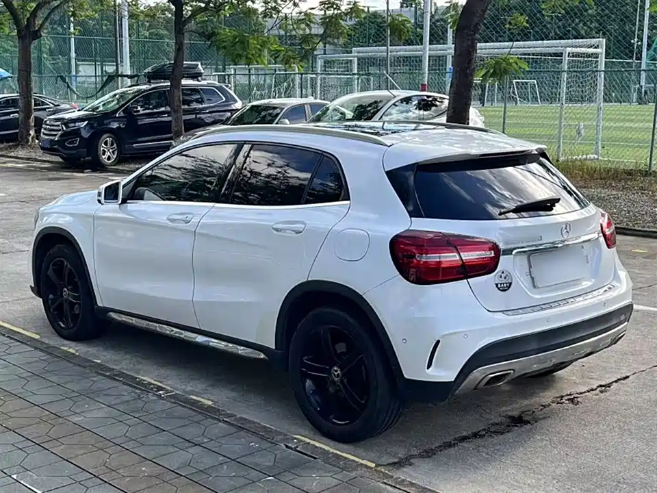 Mercedes-Benz GLA Mercedes-Benz GLA