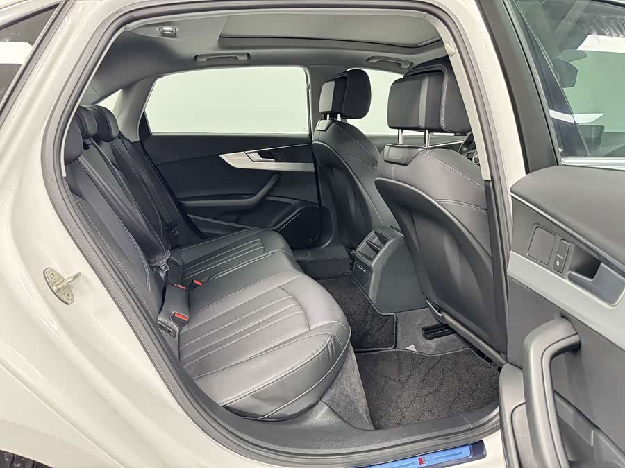 Audi A4L 2022, фото 16