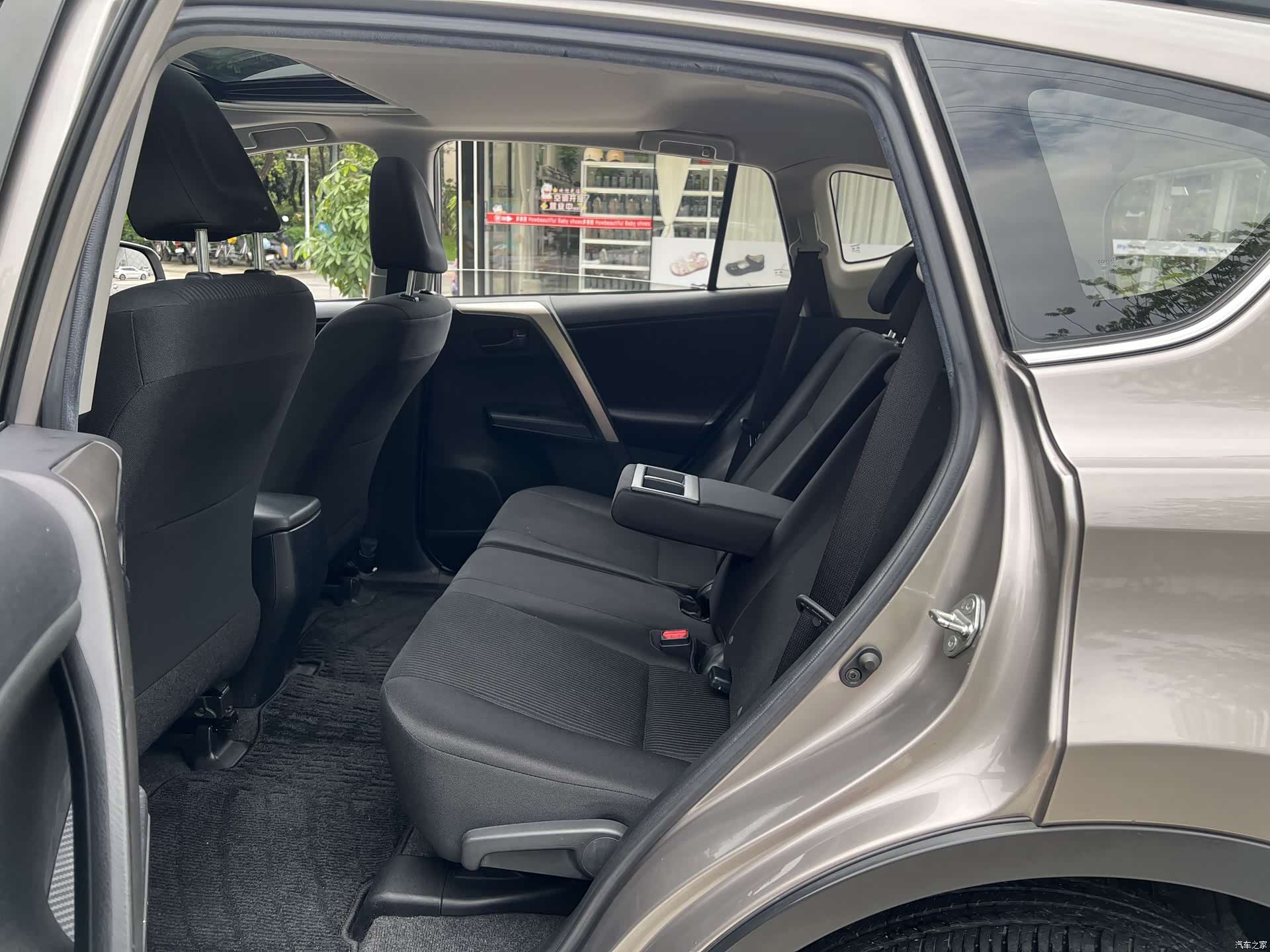 Toyota RAV4, 2015 10