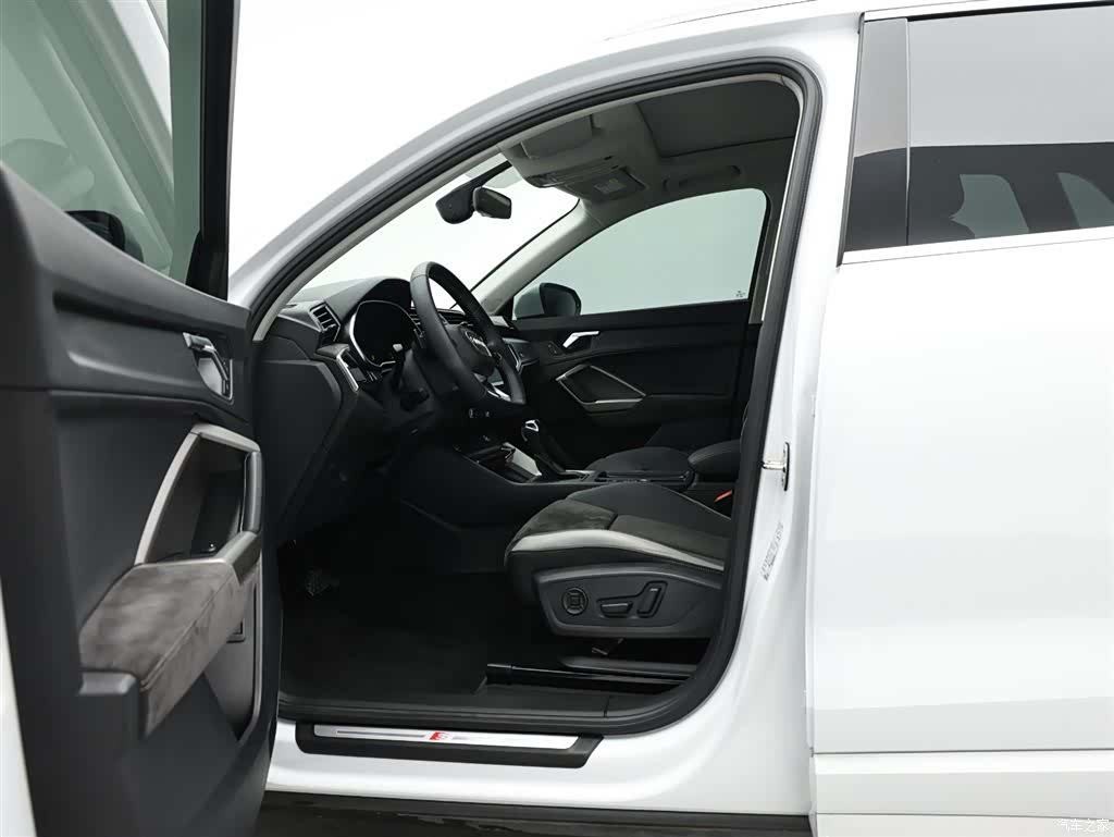 Audi Q3, 2022 10