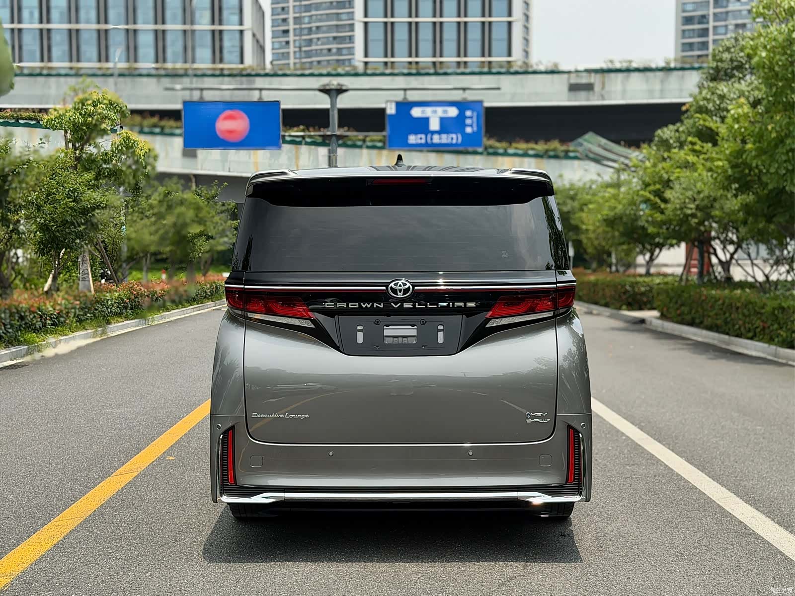 Toyota Vellfire, 2024 4