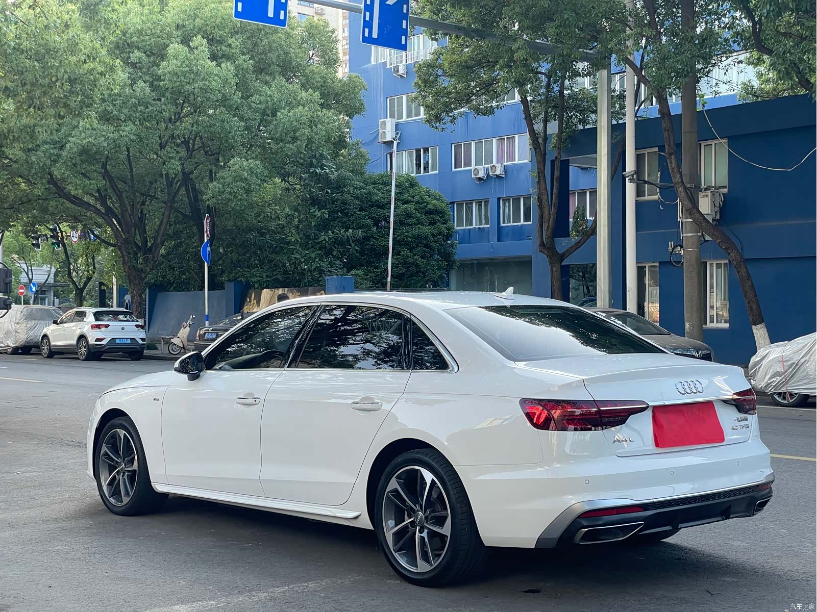 Audi A4L, 2021 все фото