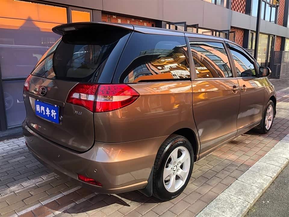 BYD M6