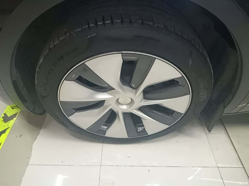 Tesla Model Y, 2023 23