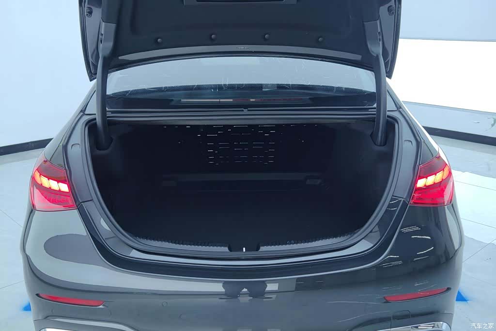 Mercedes-Benz C-Class, 2023 4