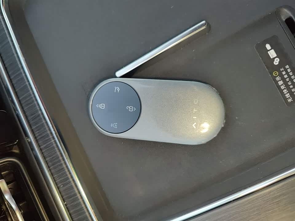 AITO Ask the world M8