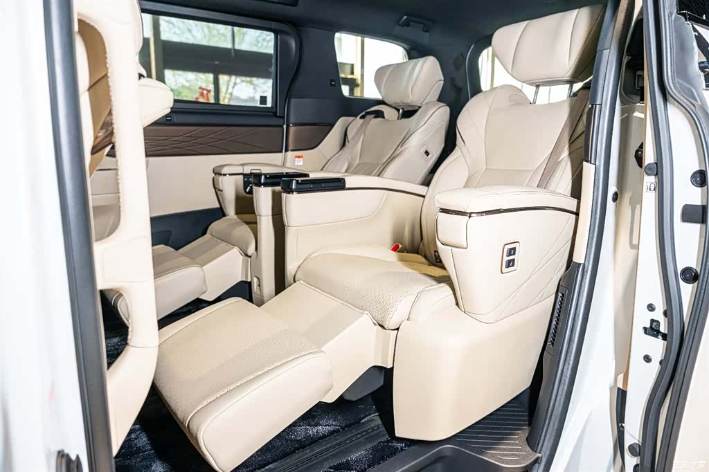 Toyota Alphard, 2024 10