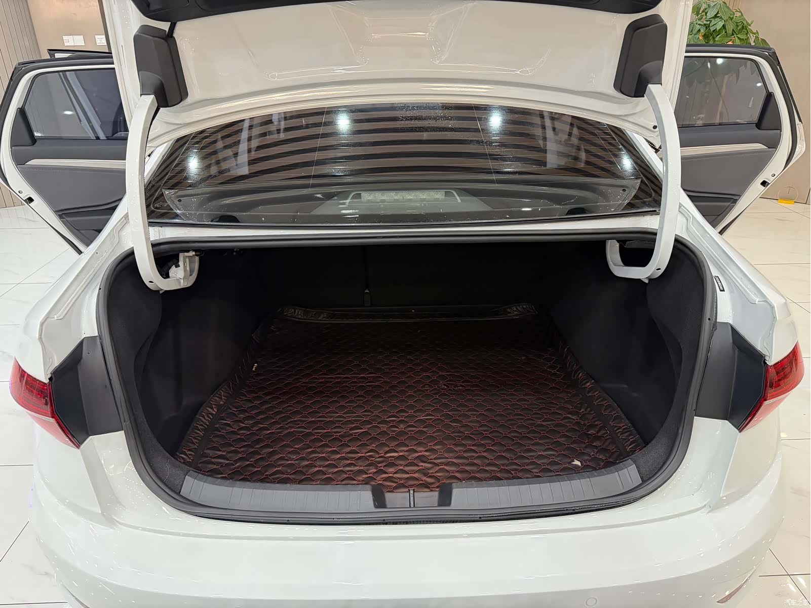 Volkswagen Sagitar, 2021 16