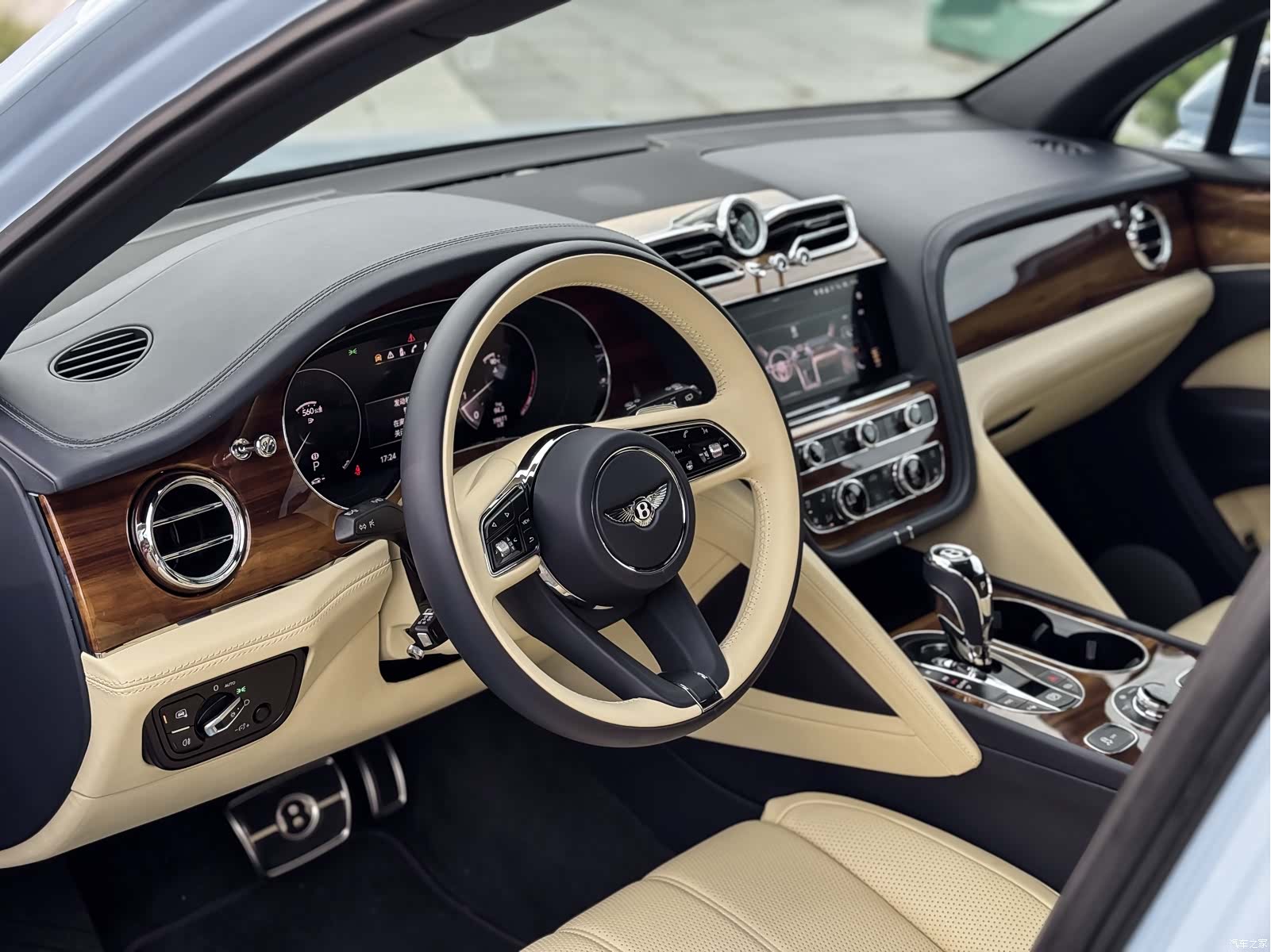 Bentley Bentayga, 2021 4
