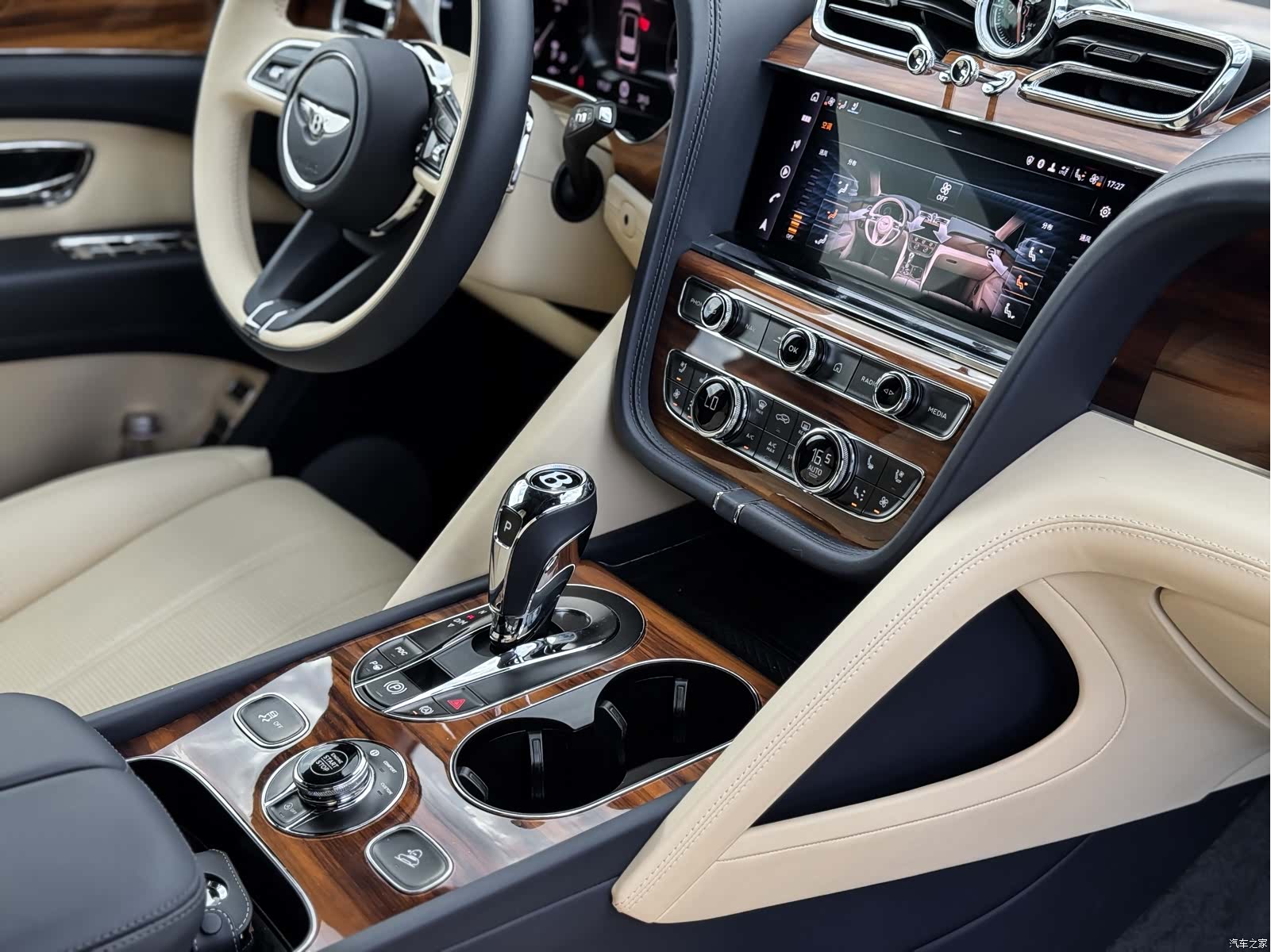 Bentley Bentayga, 2021 10