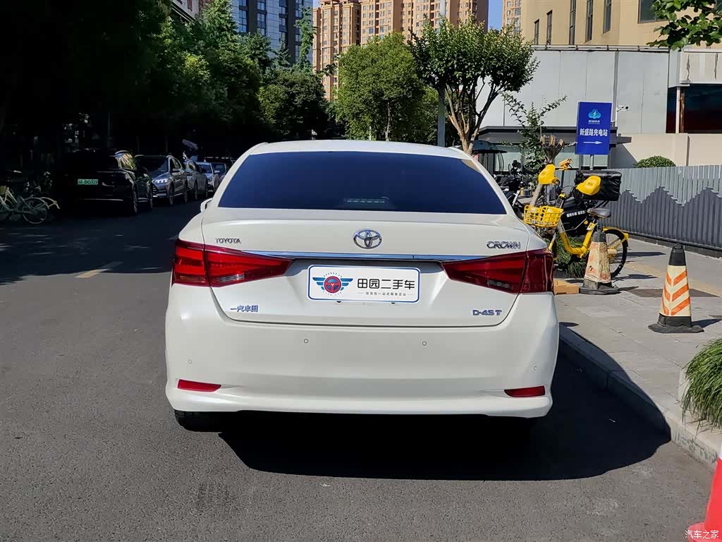 Toyota Crown, 2017 все фото