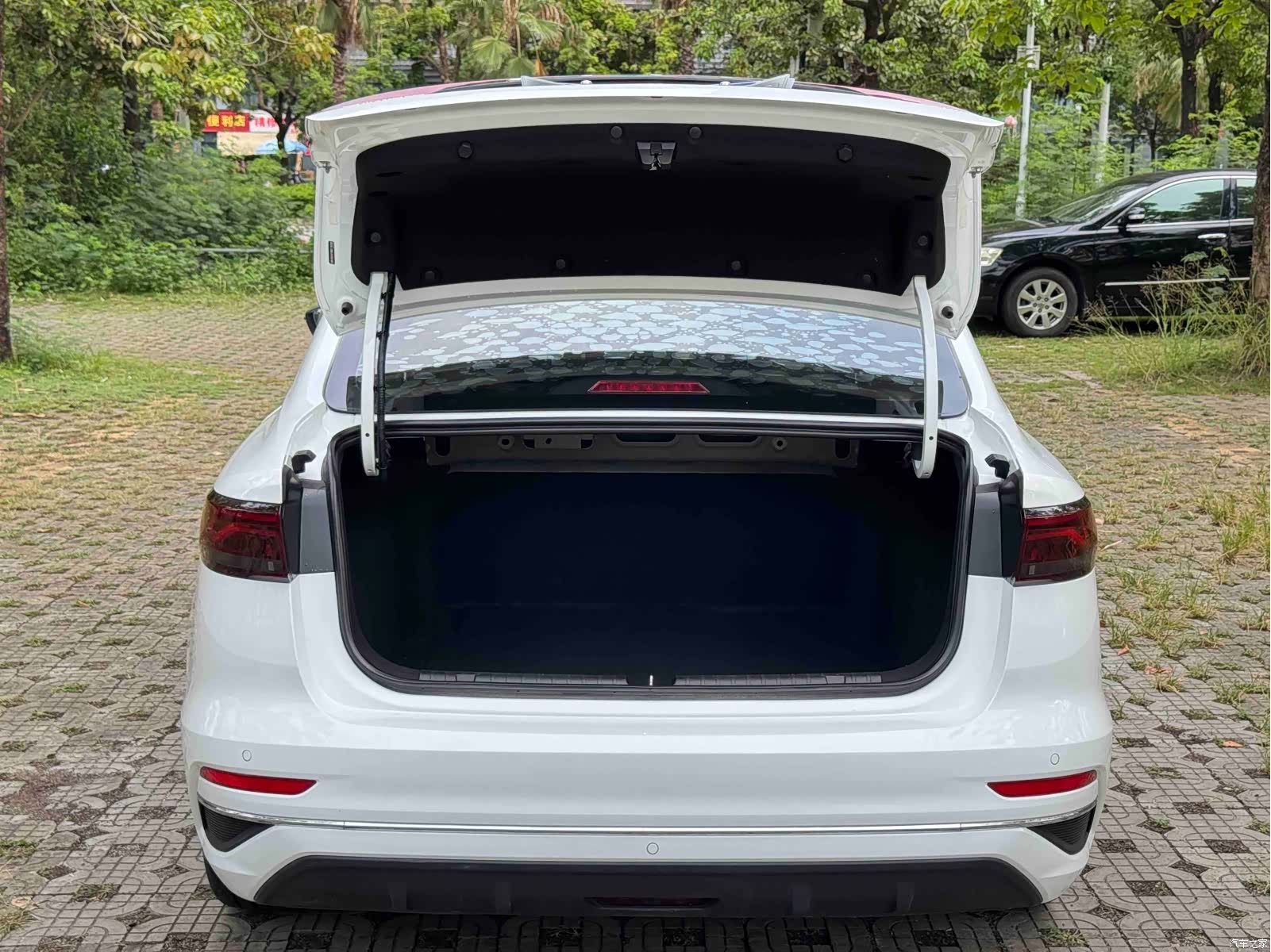 Geely Emgrand, 2022 13