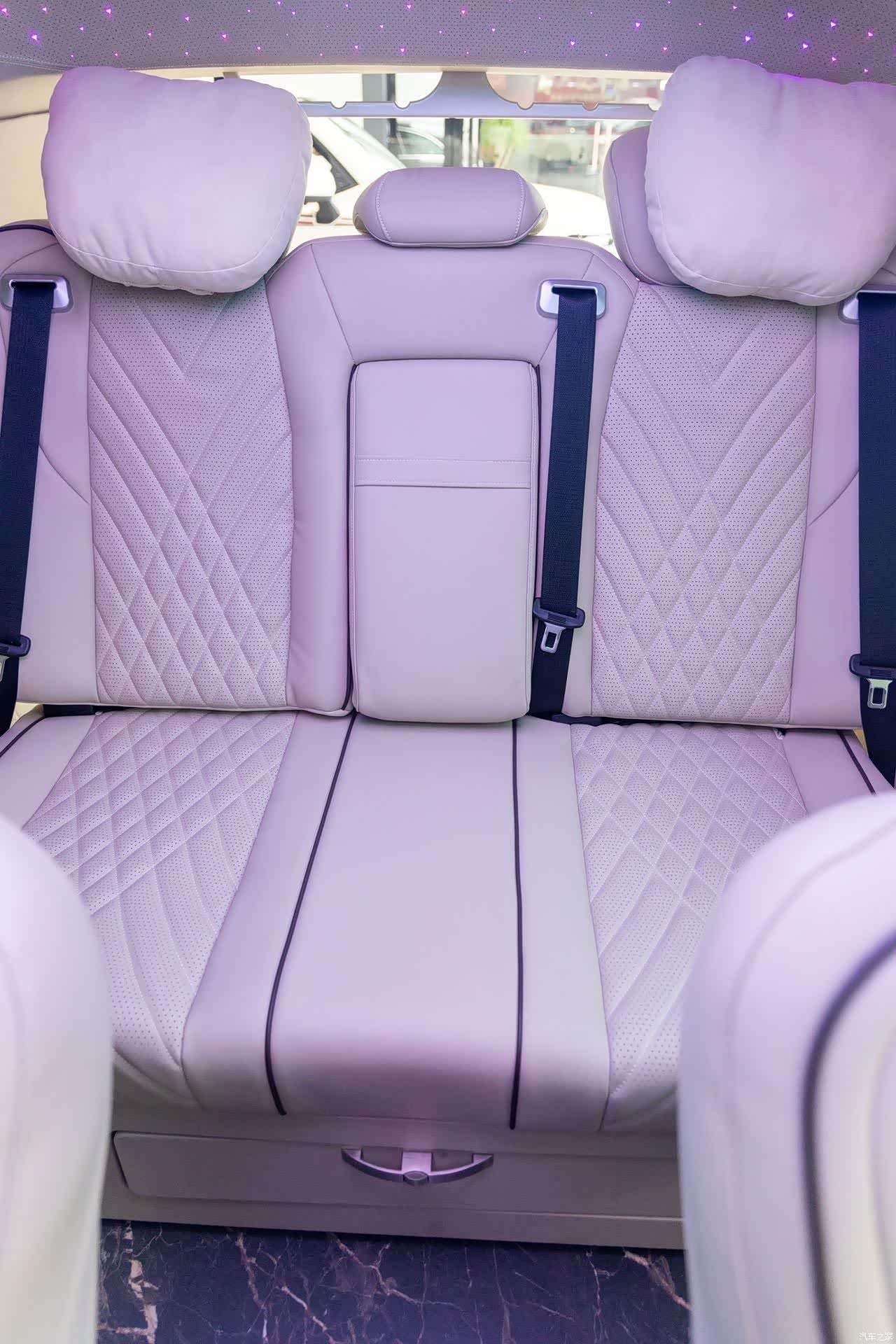 Mercedes-Benz 7, 2023 18