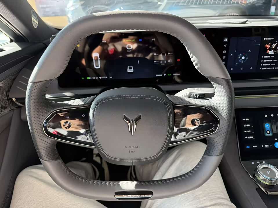 VOYAH Lantu chasing light