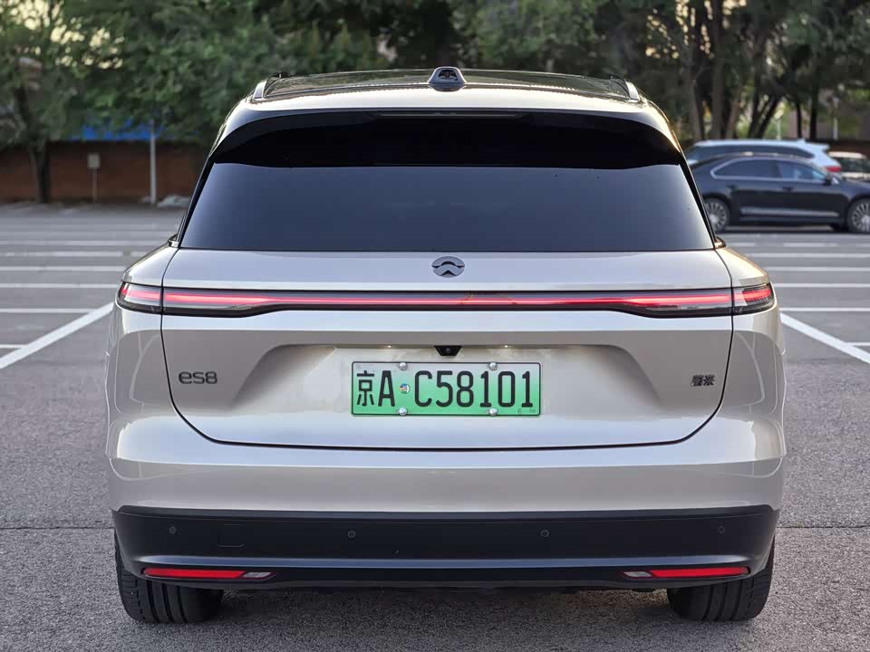 NIO ES8