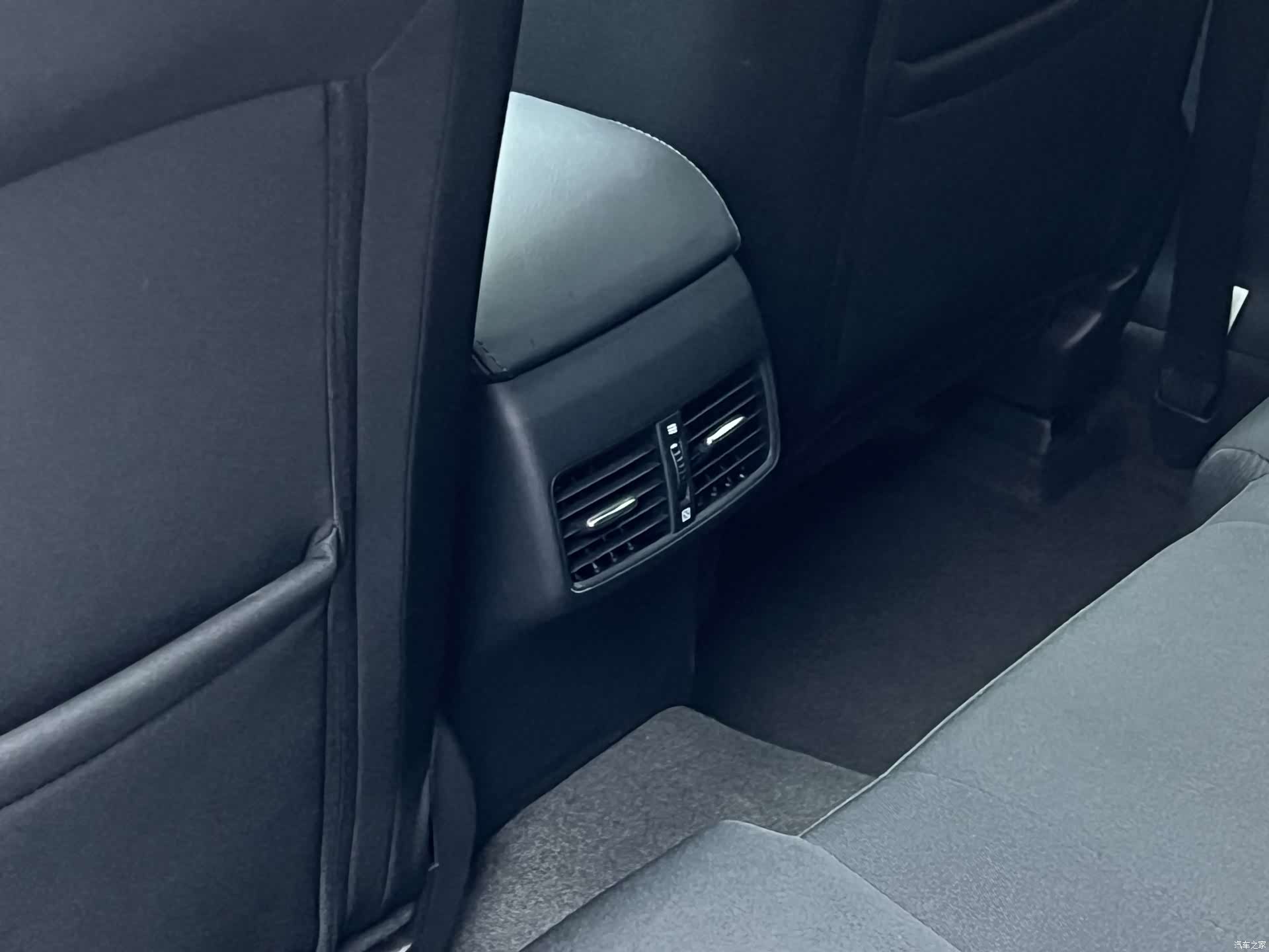 Mazda CX-4, 2023 21