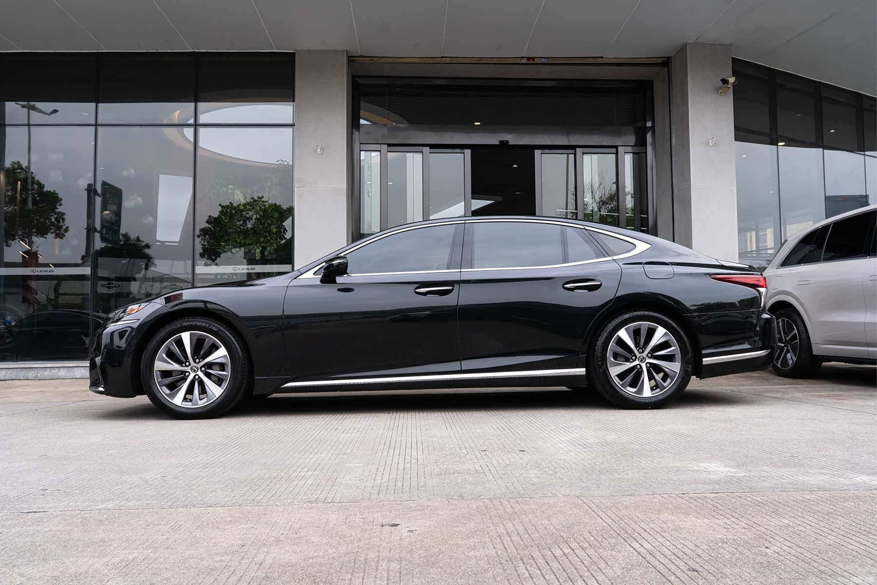 Lexus LS, 2019 4