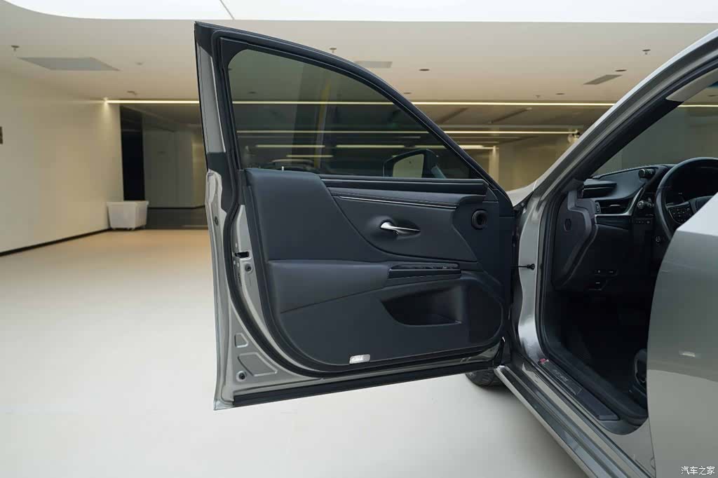Lexus ES, 2019 17