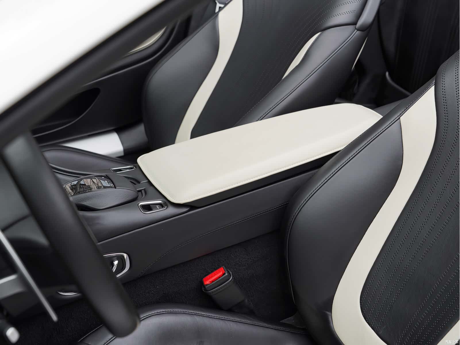 Aston Martin DB11, 2020 23