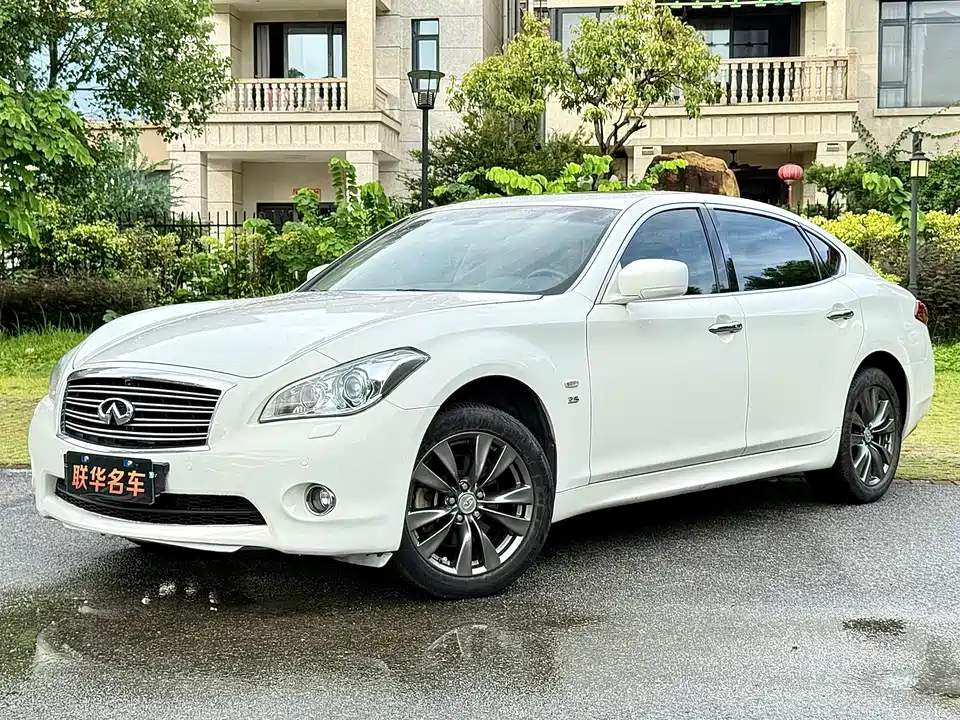 Infiniti Q70