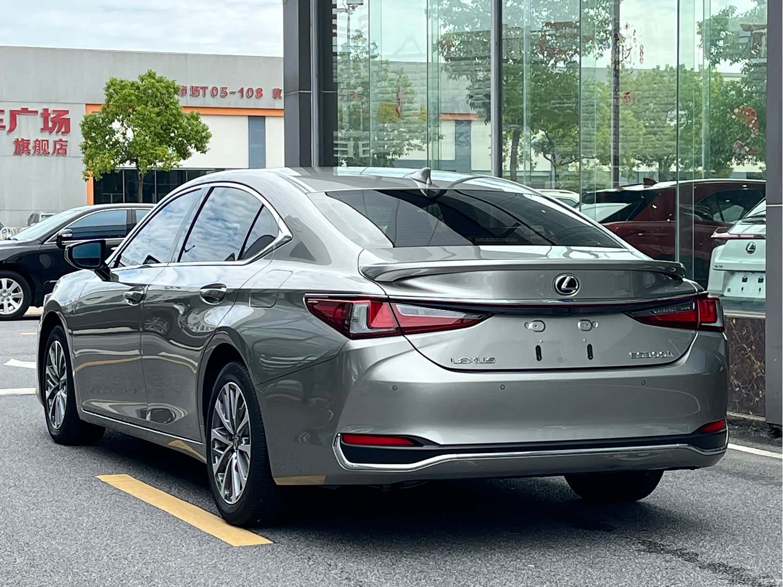 Lexus ES, 2024 3