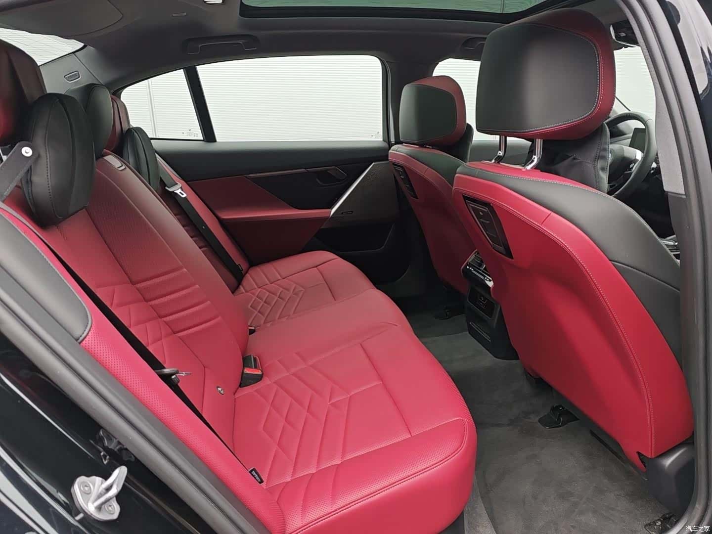 BMW i5, 2025 10