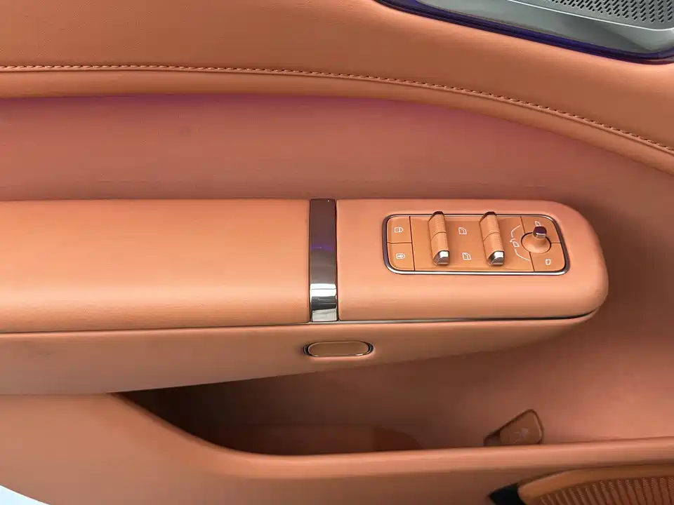 Lynk & Co 900