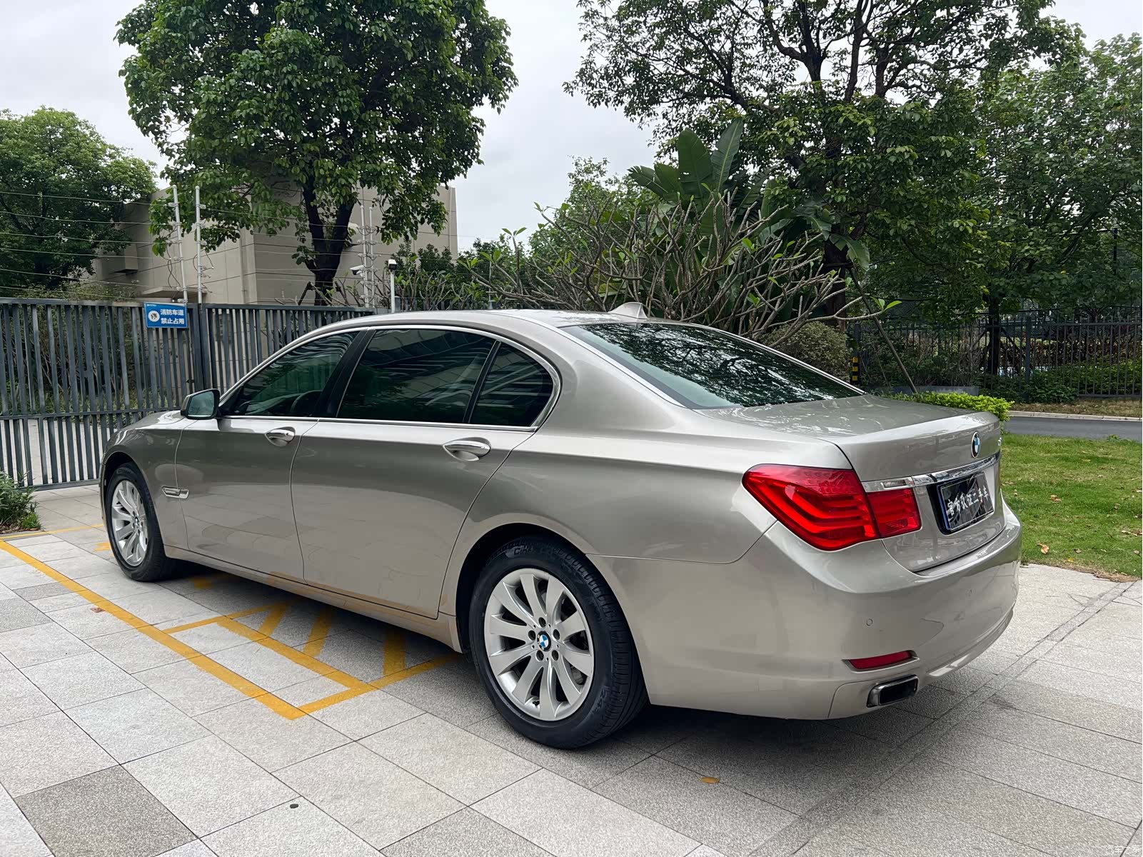 BMW 7 Series, 2011 6
