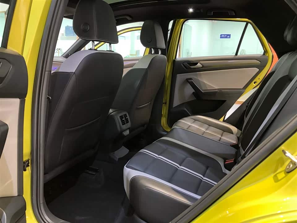 Volkswagen T-ROC exploring Songs