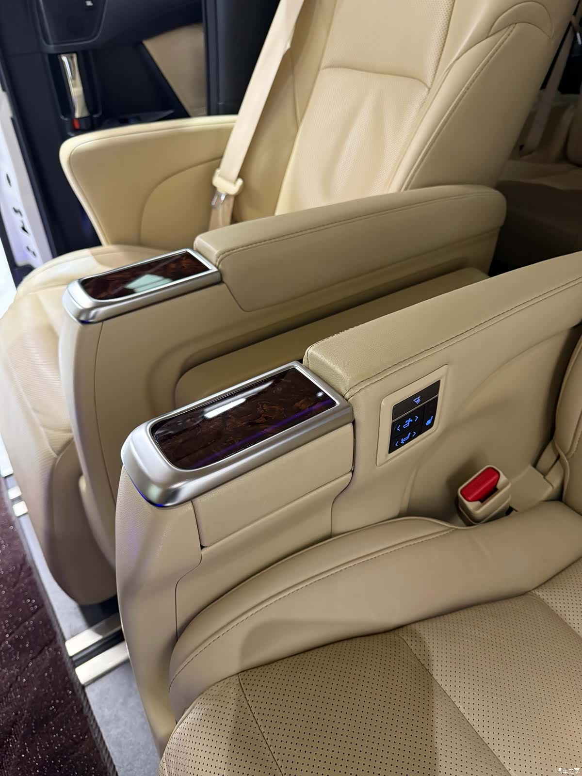Toyota Alphard, 2023 11