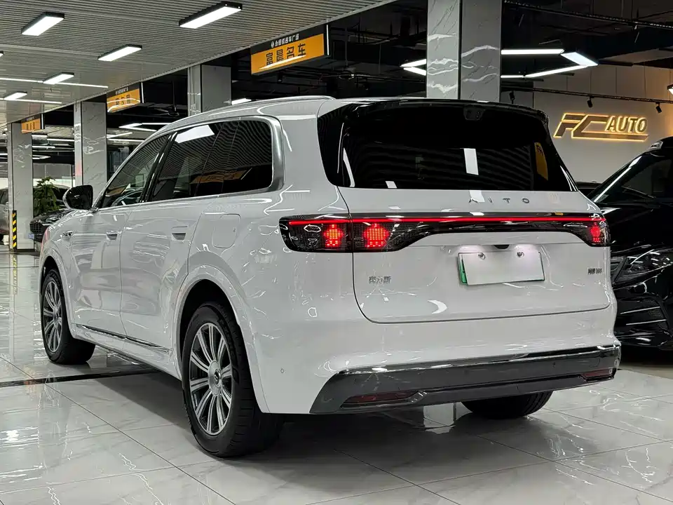 AITO Ask the world M8