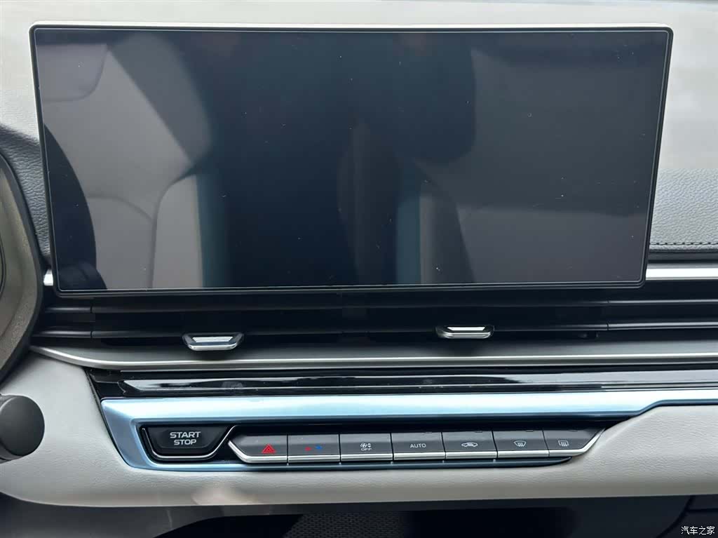 Geely Emgrand, 2023 13