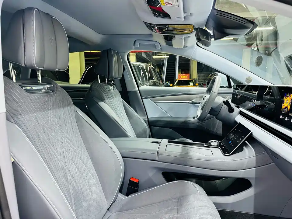 VOYAH Lantu chasing light