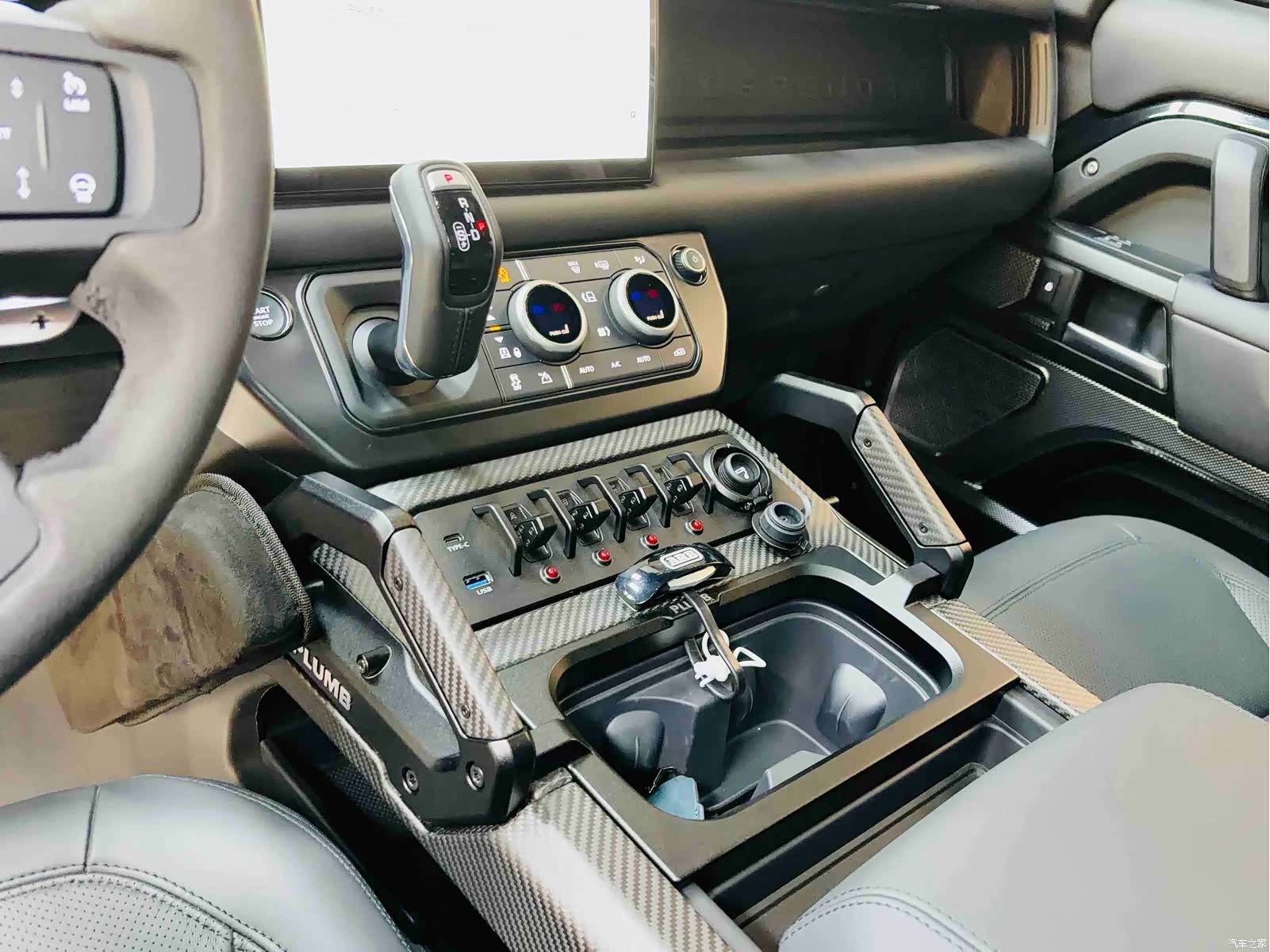 Land Rover Defender, 2023 12