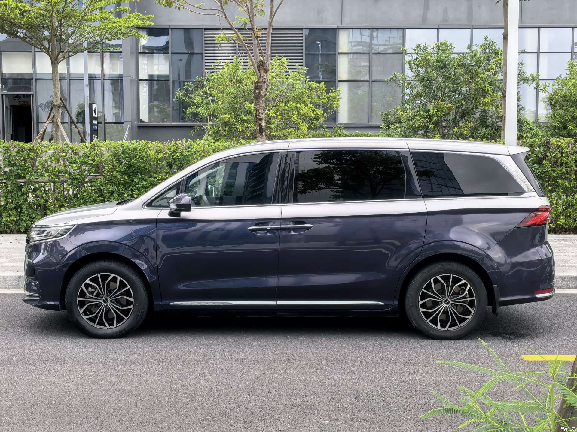 Roewe iMAX8, 2023 4