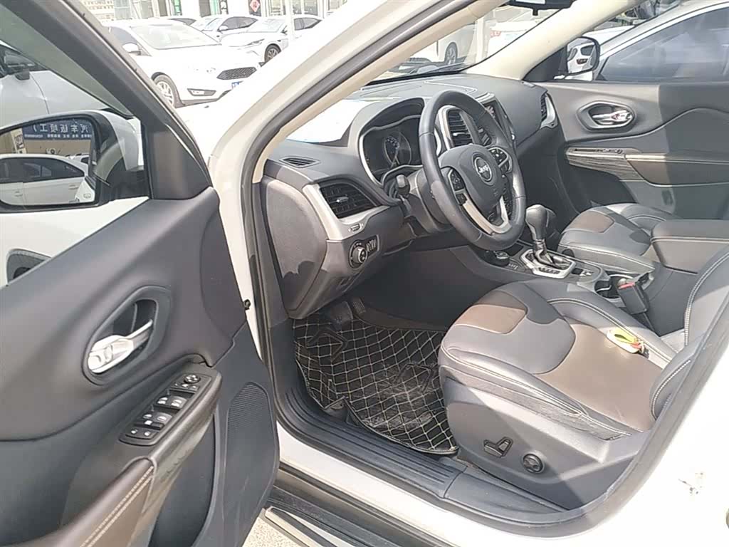 Jeep Cherokee, 2017 16