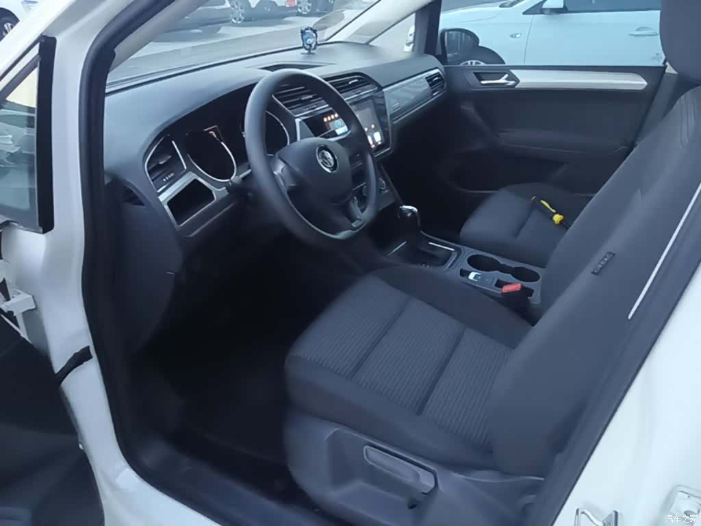 Volkswagen L, 2017 16